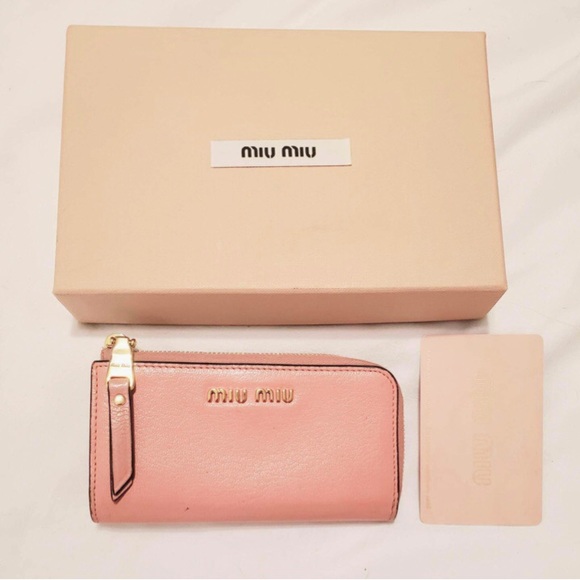 MIU MIU - Pink leather coin purse/wallet. AUTHENTIC and in BEAUTIFUL CONDITION! - Picture 10 of 16